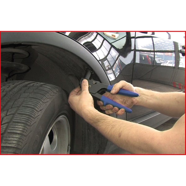 Radhausverkleidung mit Befestigungsclip am Fahrzeug