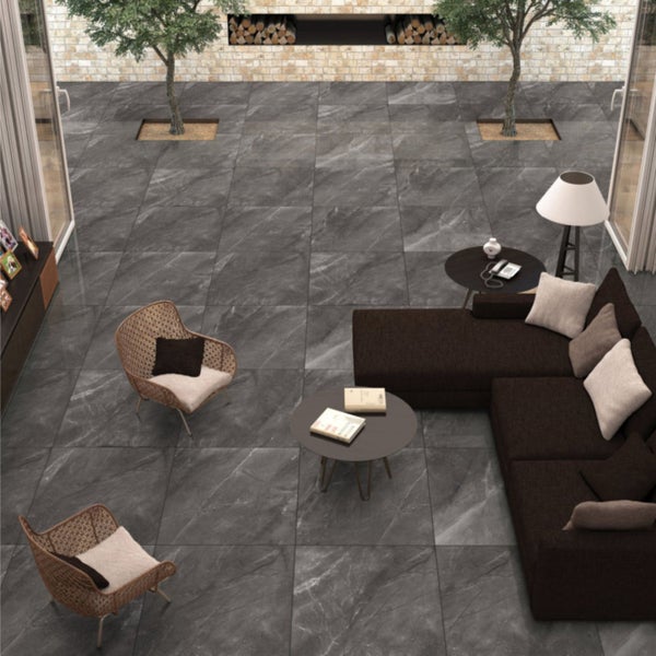 Großformatige Fliesen in Wohnzimmeratmosphäre mit Möbeln und Dekoration