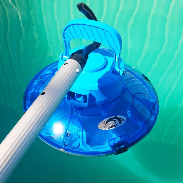 Blauer kabelloser Poolreiniger Orca 040CL mit Tragegriff und Teleskopstange im Wasser.