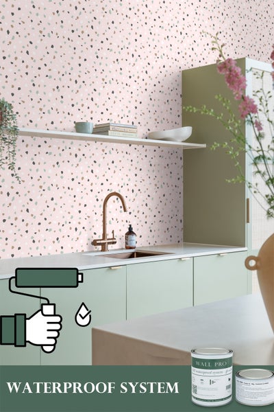 Küchenszene mit Spüle, Armatur und rosa Wandtapete mit Muster