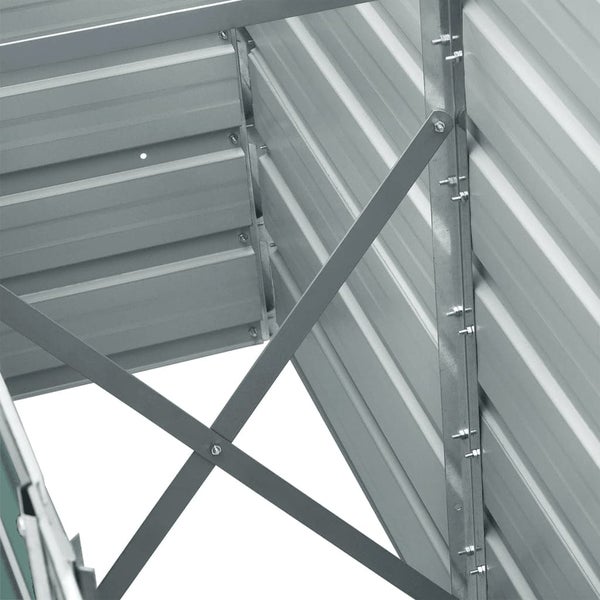 Innenansicht eines Metallgerätehauses mit Verstrebungen und Befestigungsschrauben.