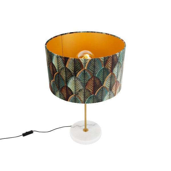 Tischleuchte mit weißem Marmorfuß, goldfarbenem Gestell und zylindrischem Lampenschirm mit Blättermuster und goldener Innenseite.