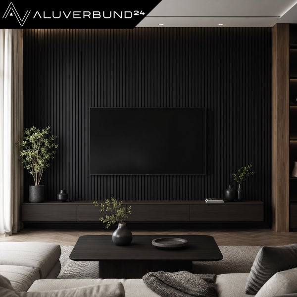 Modernes Wohnzimmer mit Akustikpaneel Wandverkleidung in Lamellenoptik hinter einem Fernseher und schwebendem Sideboard von Aluverbund24 Logo.