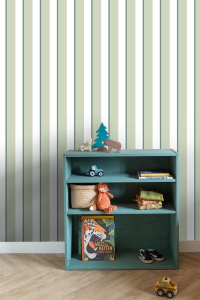 Regal mit Spielzeug, Büchern und Dekorationen vor gestreifter Tapete