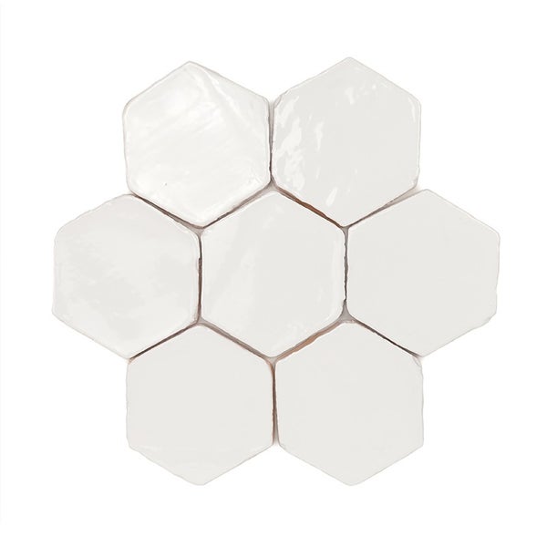 Set aus sieben sechseckigen Wandfliesen mit glänzender Oberfläche in Wabenform.