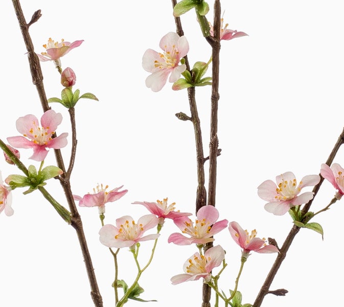 Künstlicher Kirschblütenzweig mit rosa Blüten und grünen Blättern.