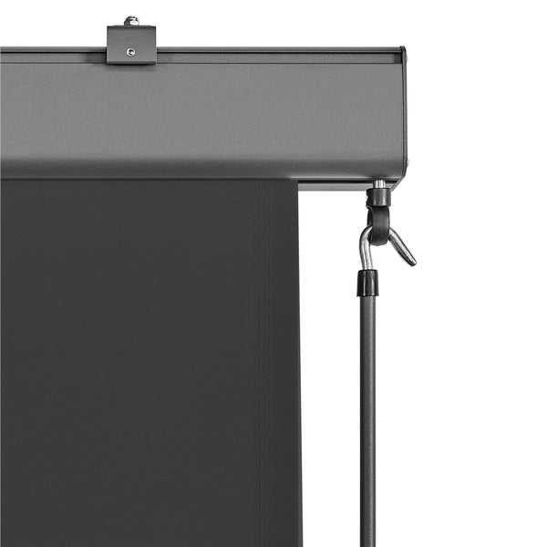 Detailansicht einer Seitenmarkise mit Bedienungsstange