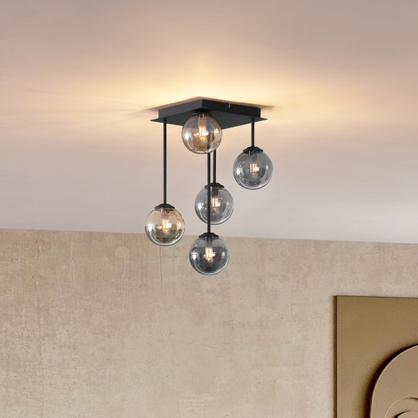 Deckenleuchte mit fünf Glaskugeln und schwarzem Metallrahmen