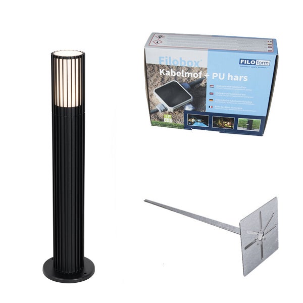 Moderne schwarze LED Wegeleuchte in Säulenform mit geriffeltem Design, inklusive Filobox Kabelmuffe und Metall-Erdspieß für die Montage.