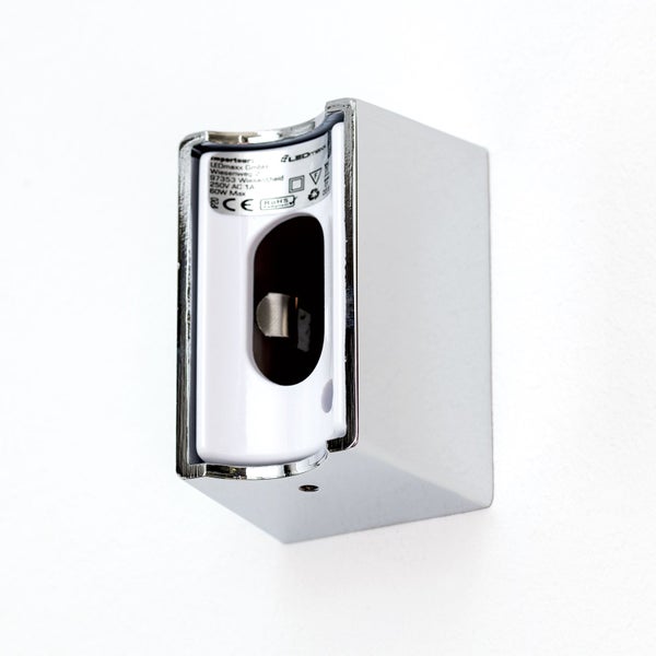 Wandmontierte Rasiersteckdose mit Schutzklasse IP20 und 60 Watt Maximum