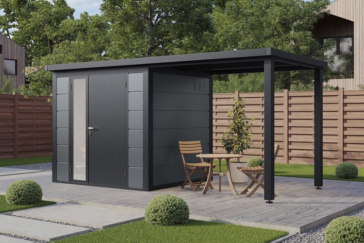 Modernes Gartenhaus aus Metall mit integriertem Terrassendach und Glastür, auf einer Terrasse im Garten platziert.