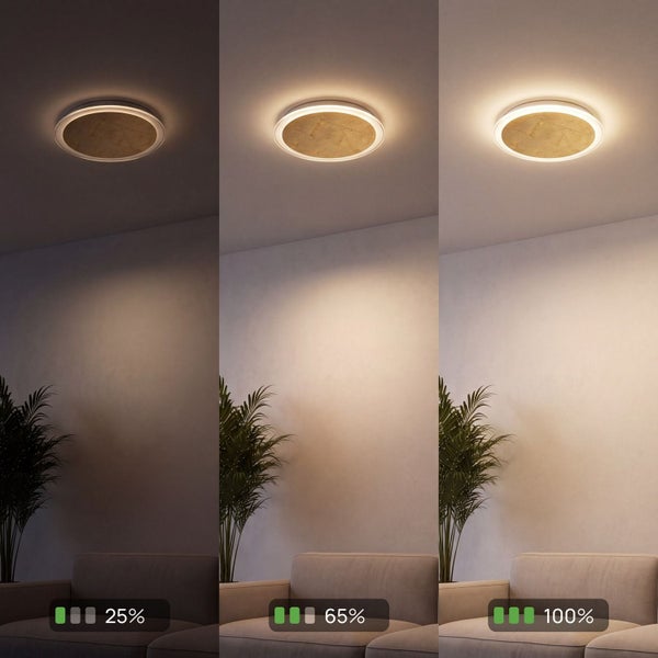 Dimmbare runde LED-Deckenleuchte in Holzoptik, dargestellt in drei Helligkeitsstufen 25, 65 und 100 Prozent in einem Wohnzimmer.
