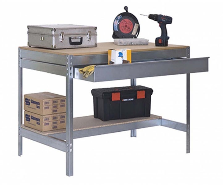 Werkbank aus verzinktem Stahl mit Holzplatte, einer geöffneten Schublade und einer unteren Ablage mit Werkzeugkoffern und Kartons.