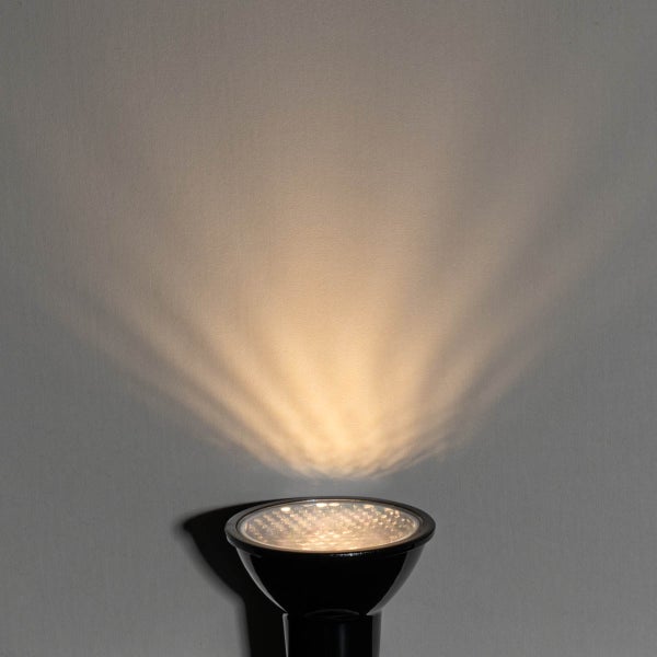 LED Reflektorlampe mit warmweißem Lichtstrahl an einer Wand.