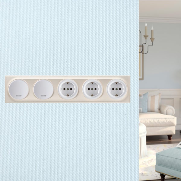 Fünffach Steckdosen- und Schalterkombination für Unterputzmontage an einer Wand in einem elegant eingerichteten Wohnzimmer.