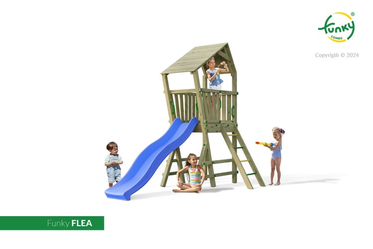 Spielturm Funky FLEA aus Holz mit blauer Rutsche, Podest mit Dach und Leiter sowie spielenden Kindern.