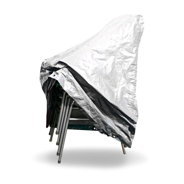 Schutzhülle für Gartenstühle, über einen Stapel Stühle gezogen, aus wetterfestem Material.