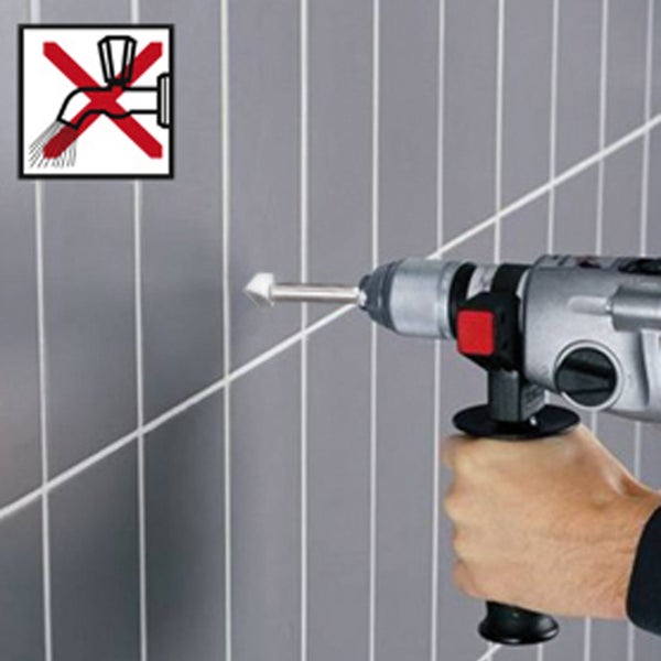 Hand bohrt mit einer Fliesenbohrmaschine in Fliesen. Symbol: Nicht wassergekühlt bohren