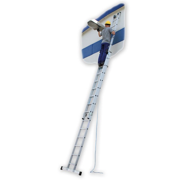 Mann auf einer Mehrzweckleiter bei Reparaturarbeiten an einer Außenleuchte.