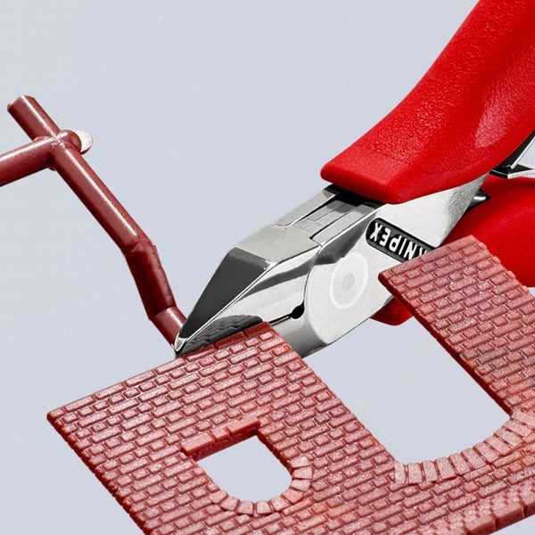Knipex Seitenschneider beim Schneiden eines Kunststoffmodells.