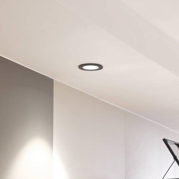 Runder LED-Einbaustrahler mit schwarzem Rahmen, montiert in einer weißen Decke.