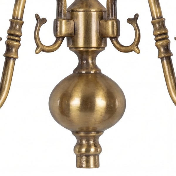 Detailaufnahme einer goldenen Leuchte