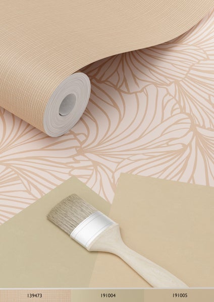 Tapetenrolle mit grafischem Muster, Farbfelder und Pinsel