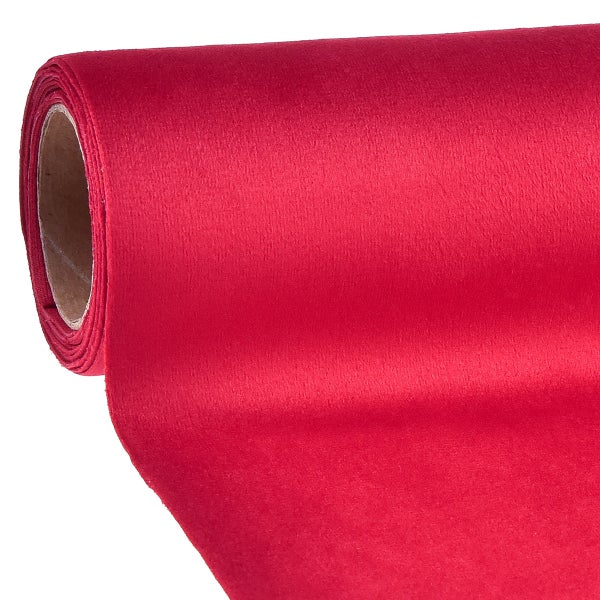 Eine Rolle roter Samtstoff auf einem Pappkern.