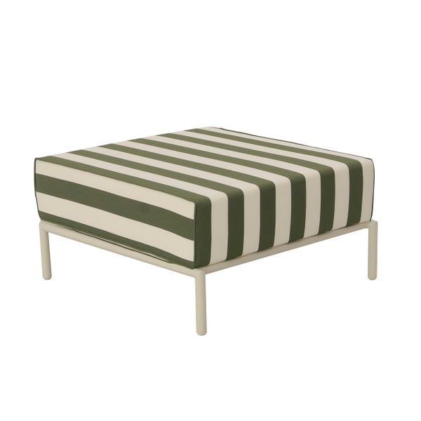 Quadratischer Gartenhocker mit grün-beige gestreiftem Polsterkissen und cremefarbenem Metallgestell.