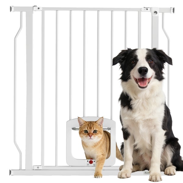 Weißes Haustier-Schutzgitter aus Metall mit vertikalen Stäben und integrierter Katzenklappe, inklusive Hund und Katze.
