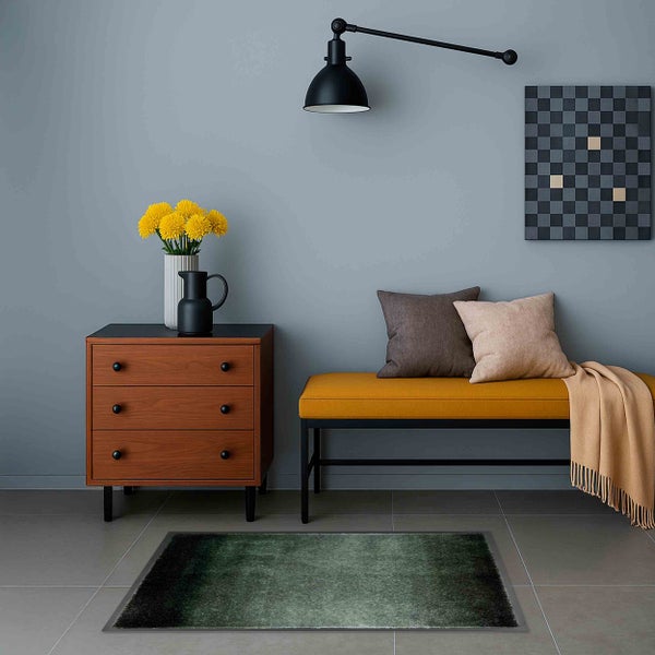 Einrichtungsbeispiel mit Kommode, Sitzbank, Kissen, Decke, Teppich, Lampe und Wandbild