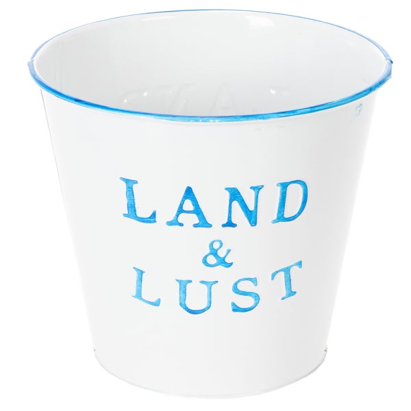 Weißer Metall-Übertopf mit blauem Rand und dem Schriftzug Land und Lust.