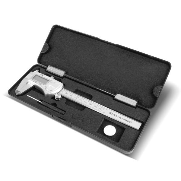 Digitaler Messschieber aus Edelstahl von Stahlwerk im schwarzen Koffer mit Zubehör wie Schraubendreher und Ersatzbatterie.