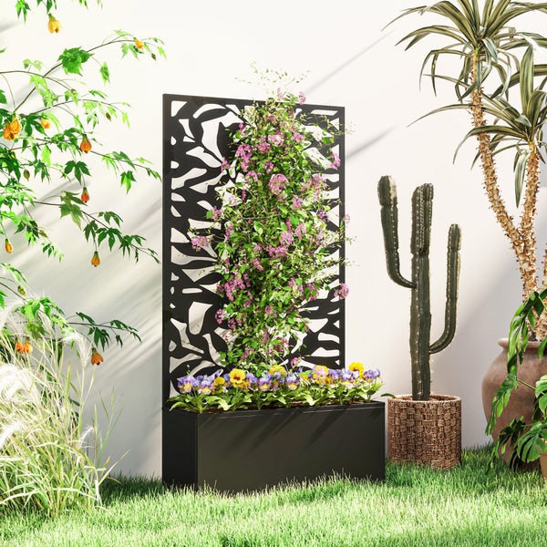 Schwarzer Metall-Pflanzkasten mit dekorativem Rankgitter im modernen Design, bepflanzt mit Blumen in einem hellen Garten auf Rasen.