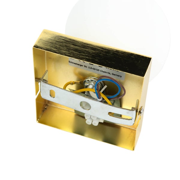Innenansicht einer Wandleuchte mit goldenem Gehäuse und Verkabelung