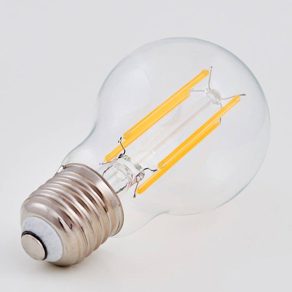 LED Filament Leuchtmittel in Standardform aus klarem Glas mit E27 Sockel.