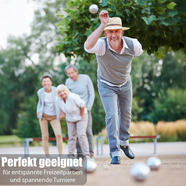 Gruppe von Personen beim Boule spielen im Freien.