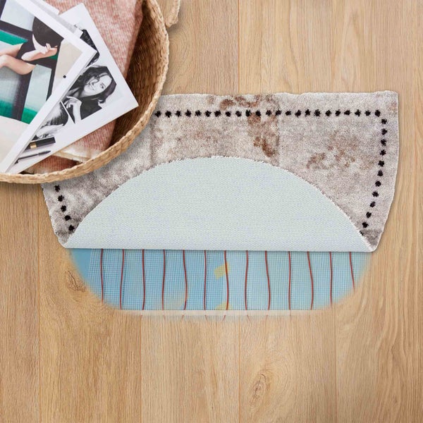 Teppich mit Heizung auf Holzboden, teilweise aufgerollt