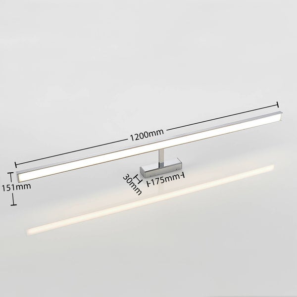 Moderne LED-Spiegelleuchte in Chrom, Länge 1200 Millimeter, Tiefe 151 Millimeter, Sockelmaße 175 mal 30 Millimeter.