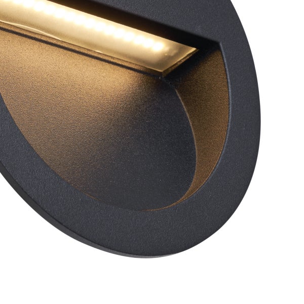 Runde LED Wandeinbauleuchte mit nach unten gerichtetem warmweißem Licht