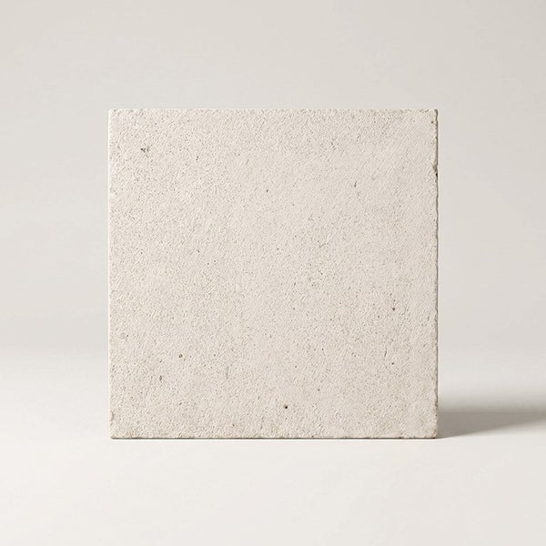 Quadratische Natursteinfliese mit rauer Textur für Boden- oder Wandbeläge