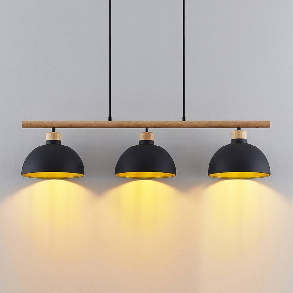 Hängelampe mit drei schwarzen Lampenschirmen an einer Holzleiste