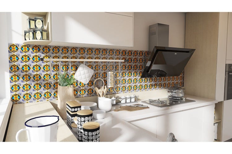 Helle Küche mit gemusterten Fliesen, Dunstabzugshaube und Kochutensilien