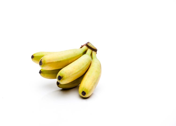 Eine kleine Staude mit fünf reifen Bananen.