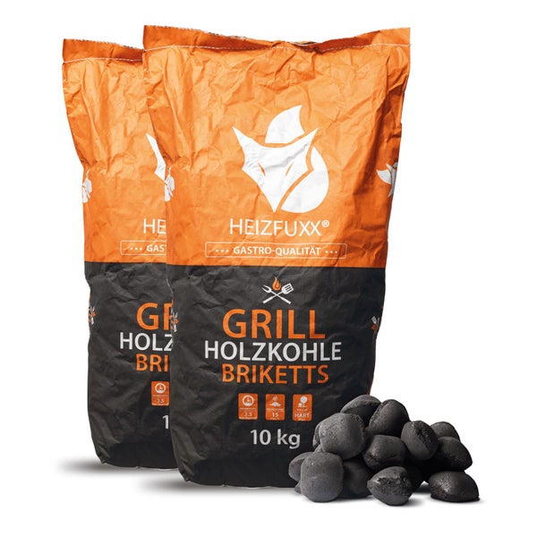 Zwei 10 Kilogramm Papiersäcke mit Heizfuxx Grill Holzkohlebriketts und ein Haufen Holzkohlebriketts davor.