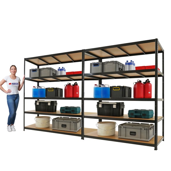 Schwerlastregal aus Metall mit fünf Holzböden, beladen mit Werkzeugkisten und Kanistern, neben einer Person zur Veranschaulichung der Größe.