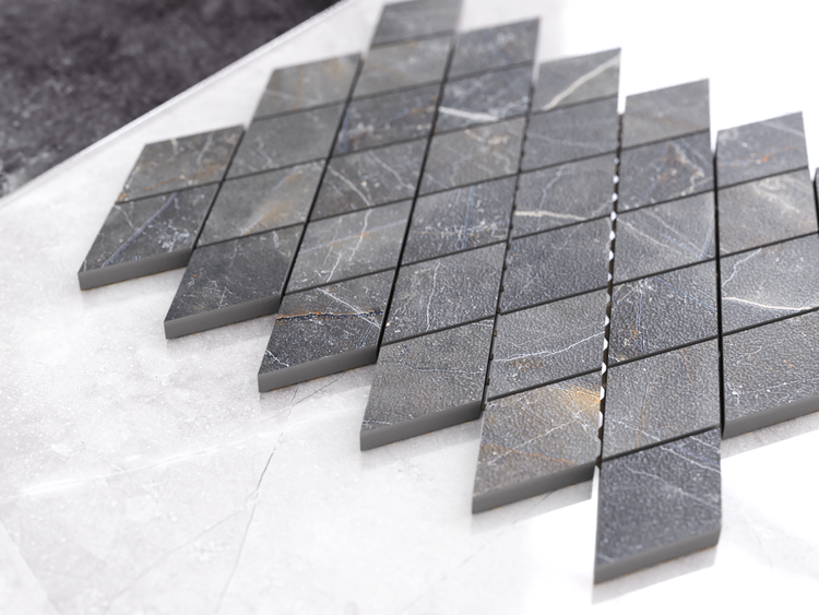 Mosaikfliese in Rautenform mit Marmor-Optik in Dunkelgrau.