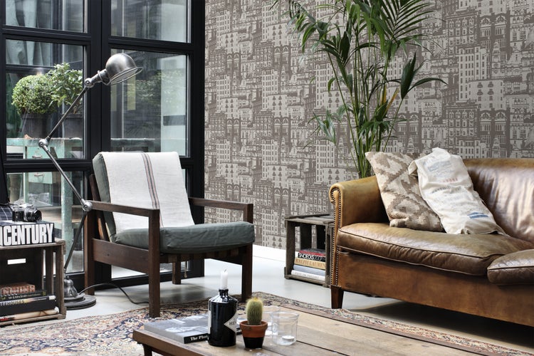 Wohnzimmer mit Sofa, Sessel, Stehlampe und gemusterter Tapete