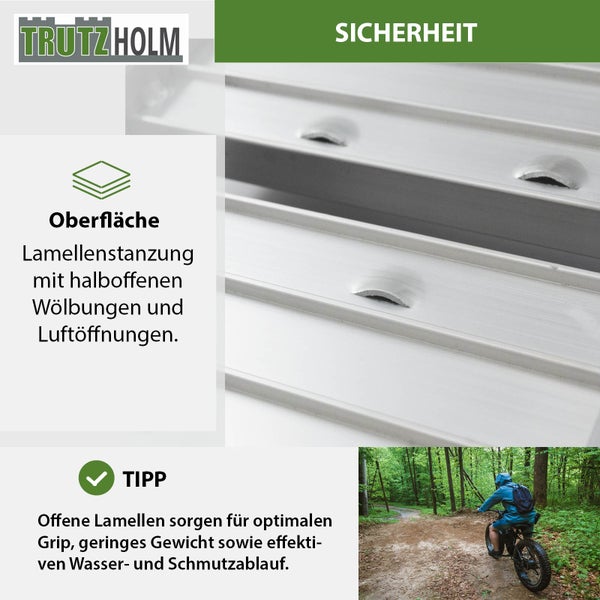 Detail der Trutzholm Metalloberfläche mit rutschfesten Lamellen für Grip und Wasserablauf. Trutzholm Logo.