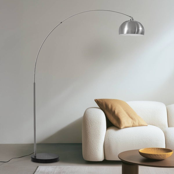 Bogenlampe aus Metall neben einem Sofa im Wohnzimmer